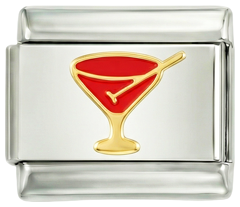 Rode cocktail in zijn gouden glas
