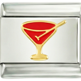 Rode cocktail in zijn gouden glas